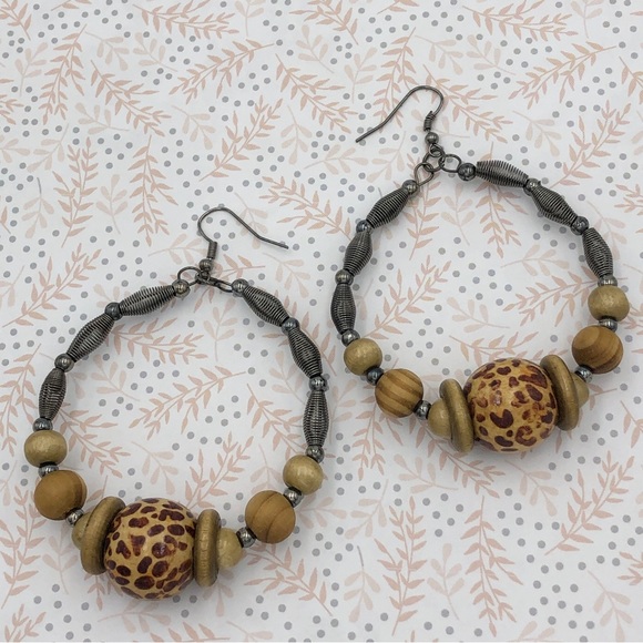 🍀 Leopard Bead Wood Drop Hoop Earrings - Picture 1 of 2